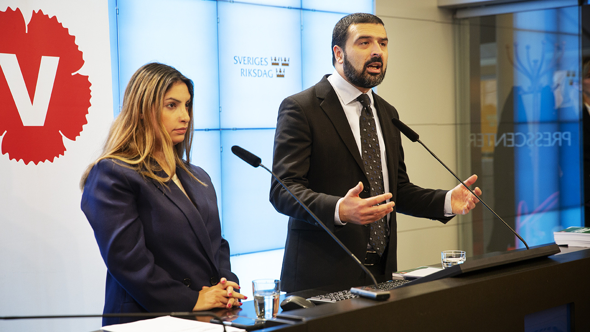 Nooshi Dadgostar och Ali Esbati pratar på en presskonferens